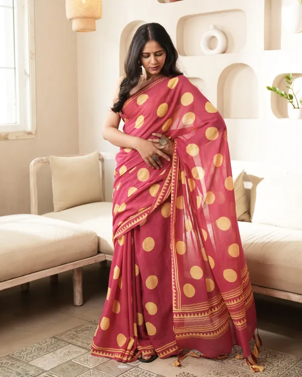 Magenta_Cotton_Charm_Polka_Dot_Mul_Saree_With_Tassels_For_Women